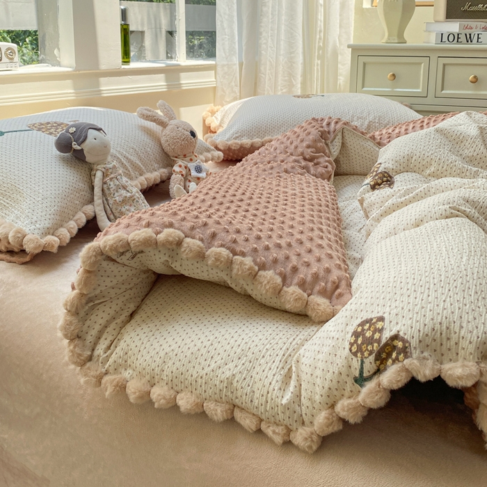 91家纺网 家纺一手货源 找家纺 米乐被业 2025新款毛球豆豆被卡通被子被芯冬被 樱桃琥珀