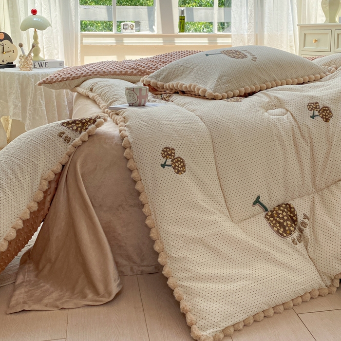 91家纺网 家纺一手货源 找家纺 米乐被业 2025新款毛球豆豆被卡通被子被芯冬被 樱桃琥珀