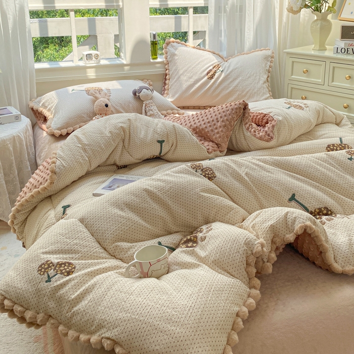 91家纺网 家纺一手货源 找家纺 米乐被业 2025新款毛球豆豆被卡通被子被芯冬被 樱桃琥珀