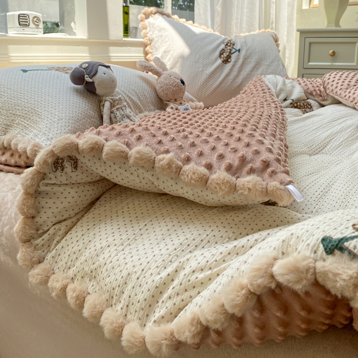 91家纺网 家纺一手货源 找家纺 米乐被业 2025新款毛球豆豆被卡通被子被芯冬被 樱桃琥珀