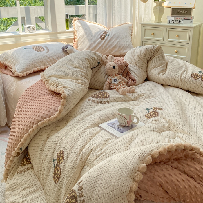 91家纺网 家纺一手货源 找家纺 米乐被业 2025新款毛球豆豆被卡通被子被芯冬被 樱桃琥珀