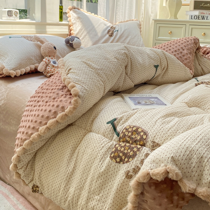 91家纺网 家纺一手货源 找家纺 米乐被业 2025新款毛球豆豆被卡通被子被芯冬被 樱桃琥珀