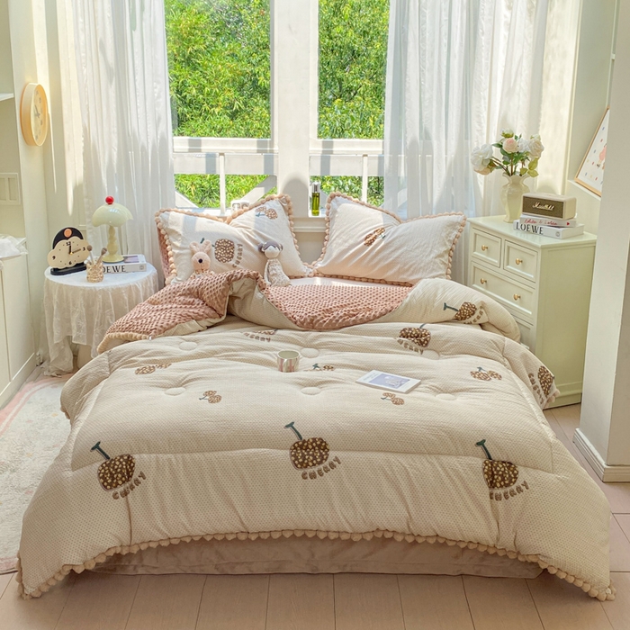 91家纺网 家纺一手货源 找家纺 米乐被业 2025新款毛球豆豆被卡通被子被芯冬被 樱桃琥珀