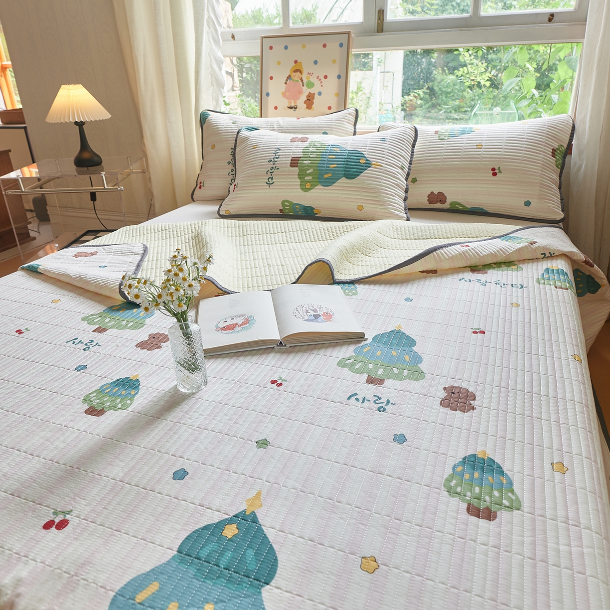 91家纺网 家纺一手货源 找家纺 鑫喜莱家纺 2025新款13372全棉纯棉床盖三件套-萌趣森林 萌趣森林-风格一