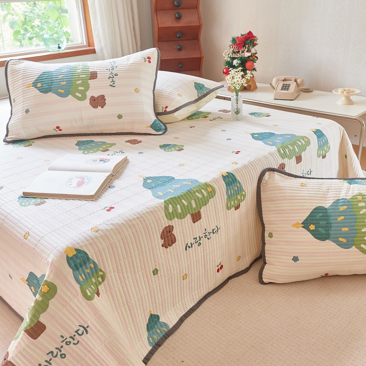 91家纺网 家纺一手货源 找家纺 鑫喜莱家纺 2025新款13372全棉纯棉床盖三件套-萌趣森林 萌趣森林-风格一