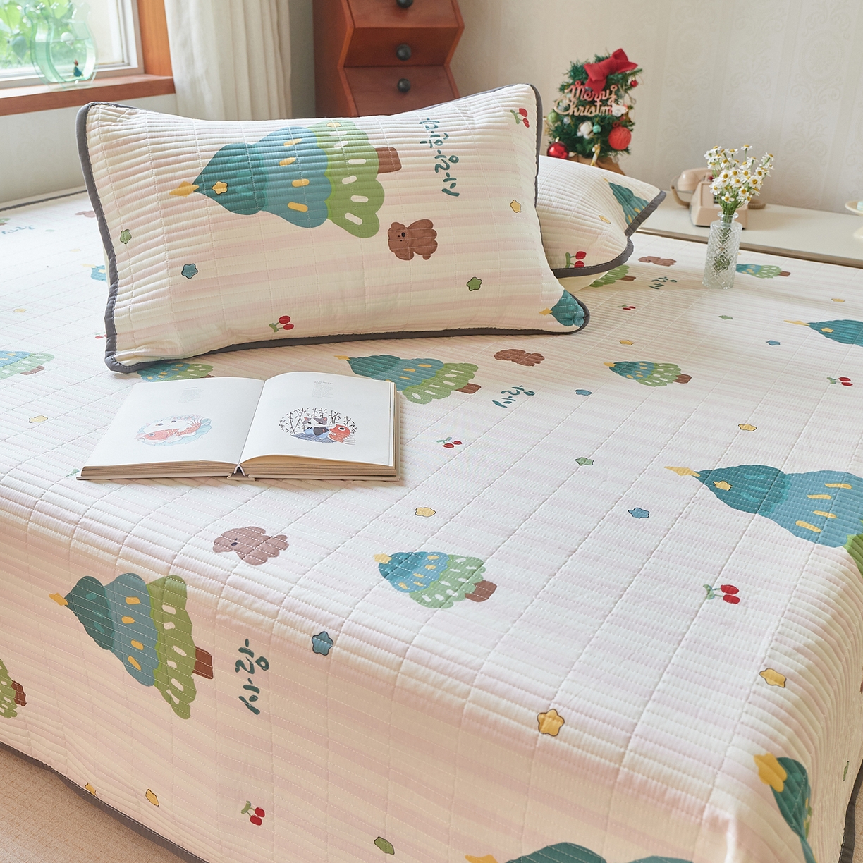 91家纺网 家纺一手货源 找家纺 鑫喜莱家纺 2025新款13372全棉纯棉床盖三件套-萌趣森林 萌趣森林-风格一