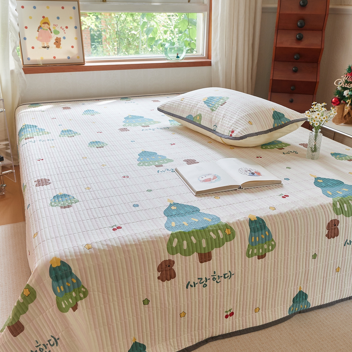 91家纺网 家纺一手货源 找家纺 鑫喜莱家纺 2025新款13372全棉纯棉床盖三件套-萌趣森林 萌趣森林-风格一