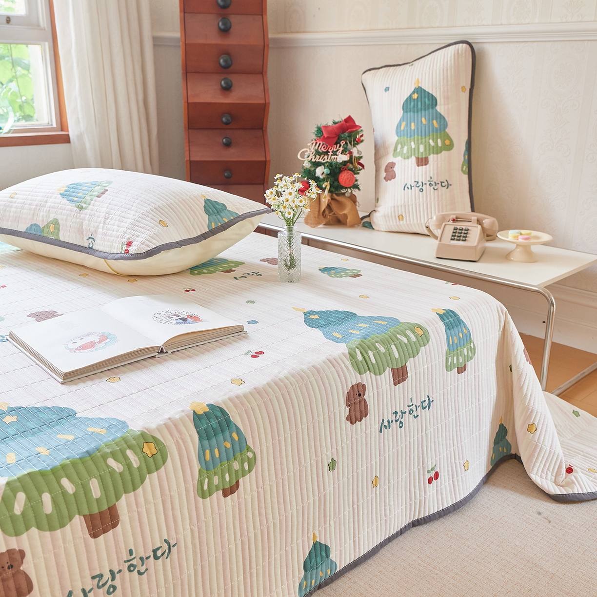 91家纺网 家纺一手货源 找家纺 鑫喜莱家纺 2025新款13372全棉纯棉床盖三件套-萌趣森林 萌趣森林-风格一