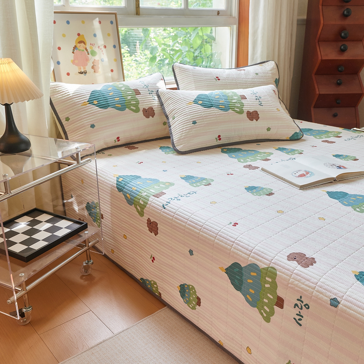 91家纺网 家纺一手货源 找家纺 鑫喜莱家纺 2025新款13372全棉纯棉床盖三件套-萌趣森林 萌趣森林-风格一