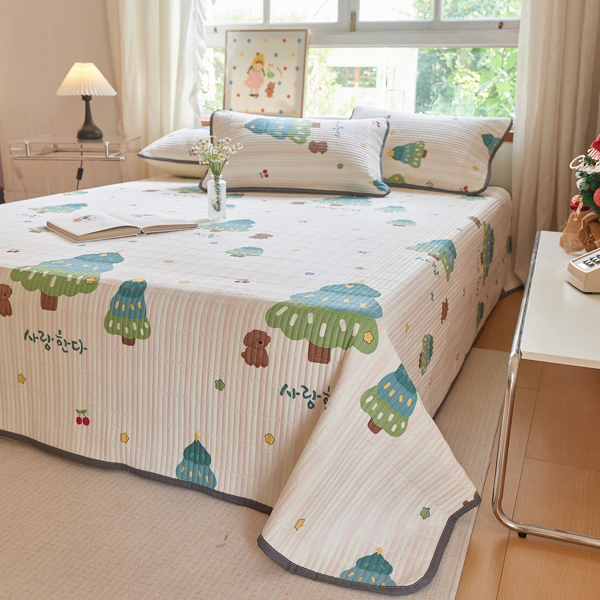 91家纺网 家纺一手货源 找家纺 鑫喜莱家纺 2025新款13372全棉纯棉床盖三件套-萌趣森林 萌趣森林-风格一