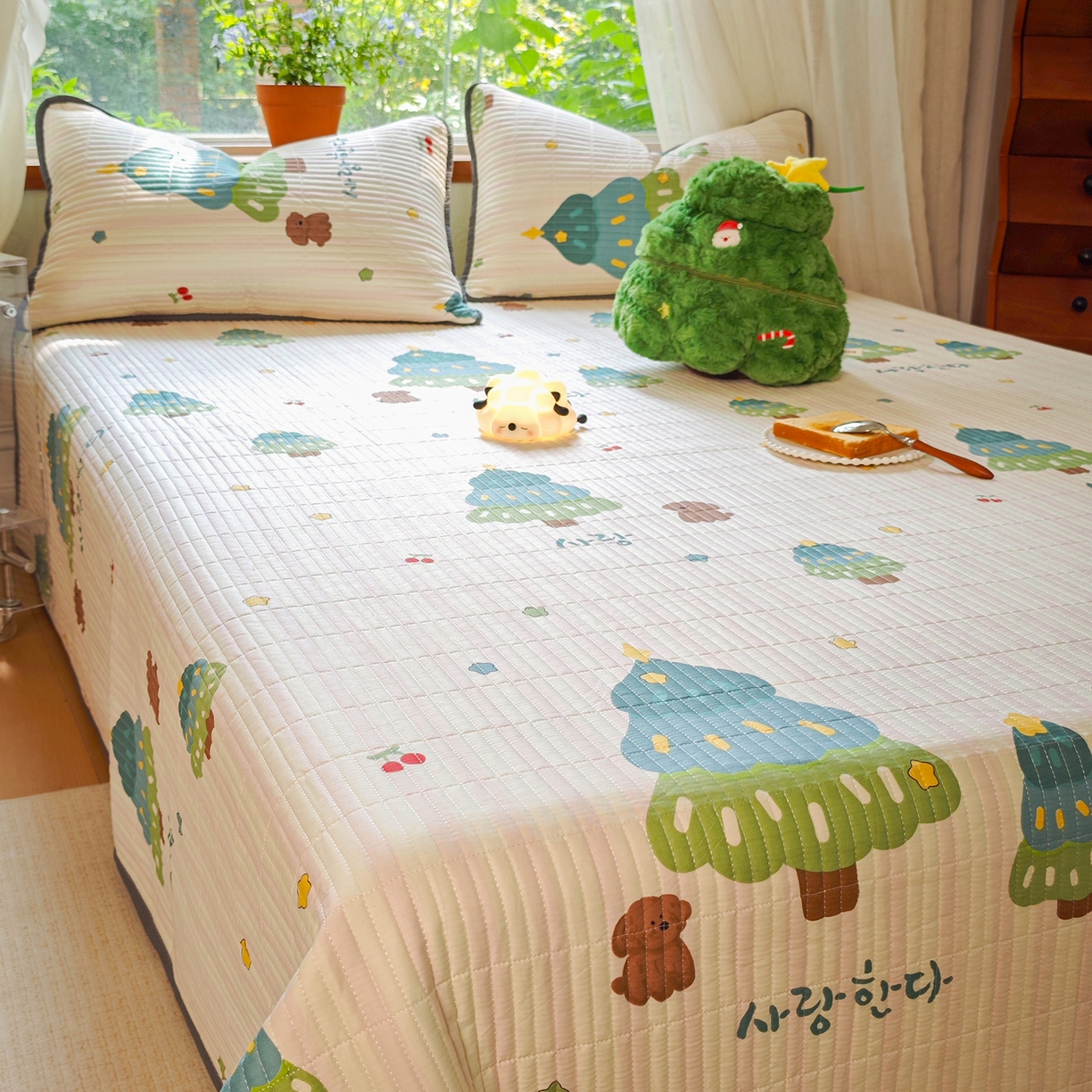 91家纺网 家纺一手货源 找家纺 （总）鑫喜莱家纺 2025新款13372全棉纯棉床盖三件套-萌趣森林