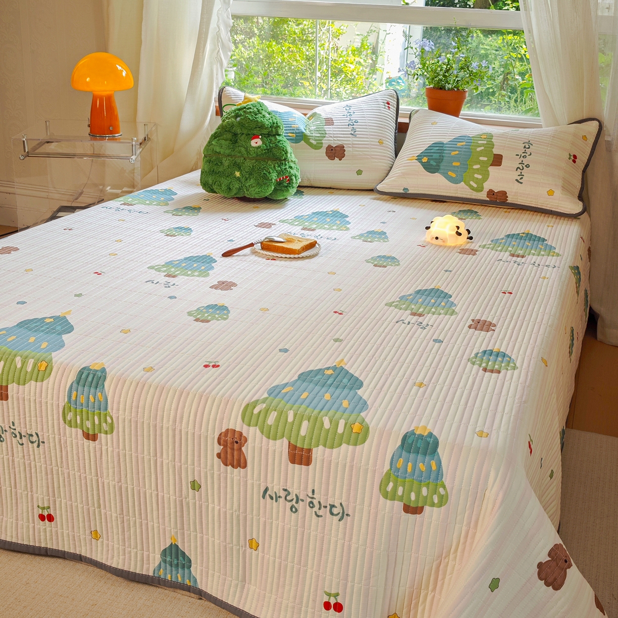 91家纺网 家纺一手货源 找家纺 鑫喜莱家纺 2025新款13372全棉纯棉床盖三件套-萌趣森林 萌趣森林-风格二