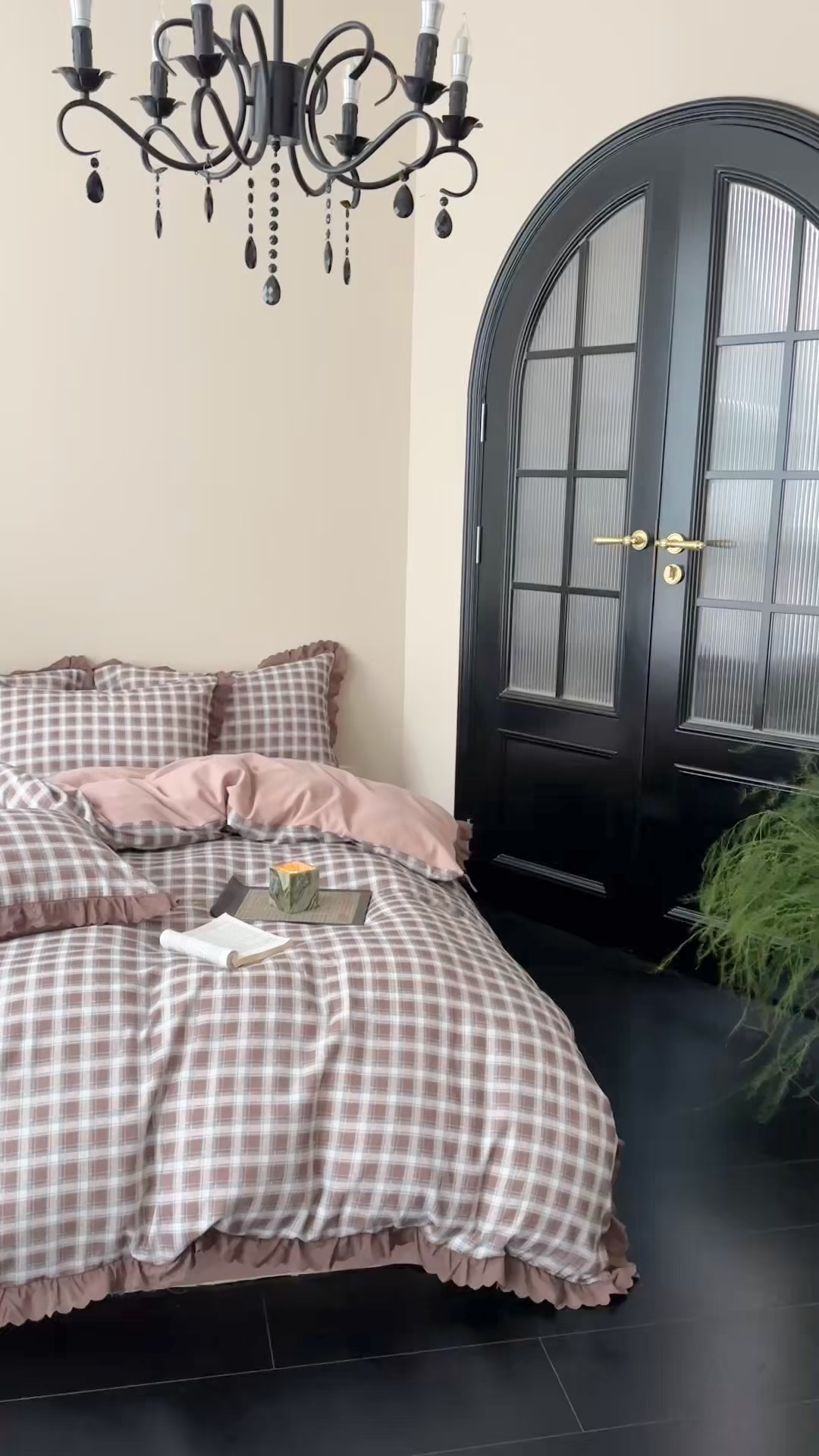 91家纺网 家纺一手货源 找家纺 三朵家纺 2025新款秋冬全棉纯棉加厚磨毛法式花边四件套 魅影