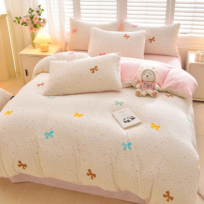 91家纺网 家纺一手货源 找家纺 鑫喜莱家纺 2025新款加厚牛奶绒卡通印花四件套 甜系蝴蝶结