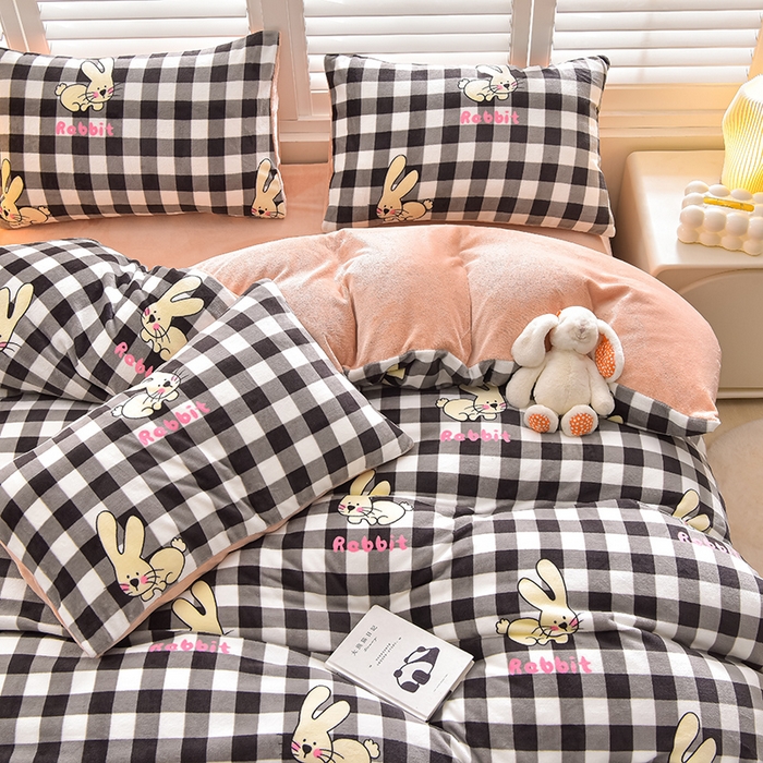 91家纺网 家纺一手货源 找家纺 鑫喜莱家纺 2025新款加厚牛奶绒卡通印花四件套 黑白格小兔