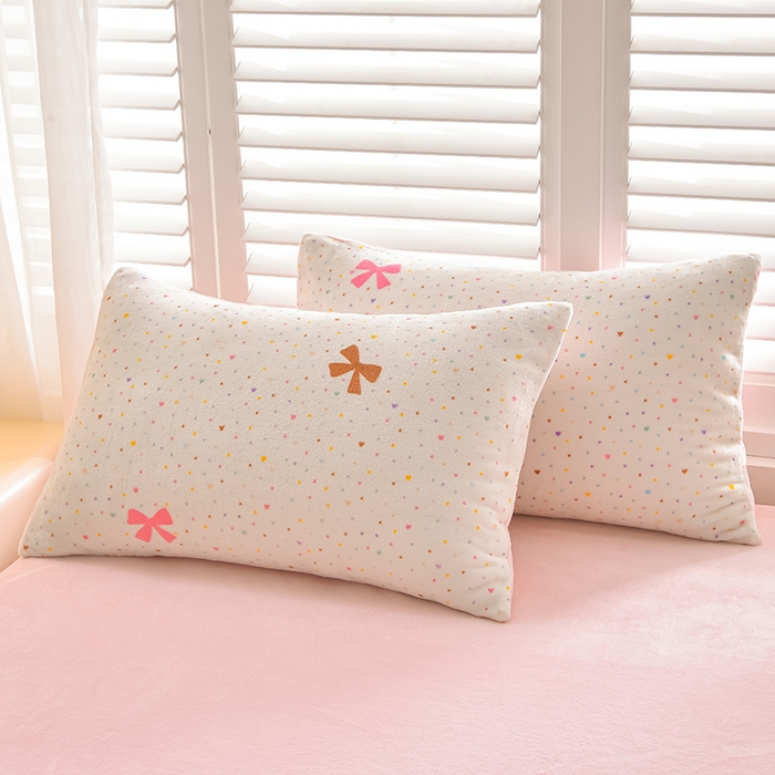 91家纺网 家纺一手货源 找家纺 鑫喜莱家纺 2025新款加厚牛奶绒卡通印花四件套 甜系蝴蝶结