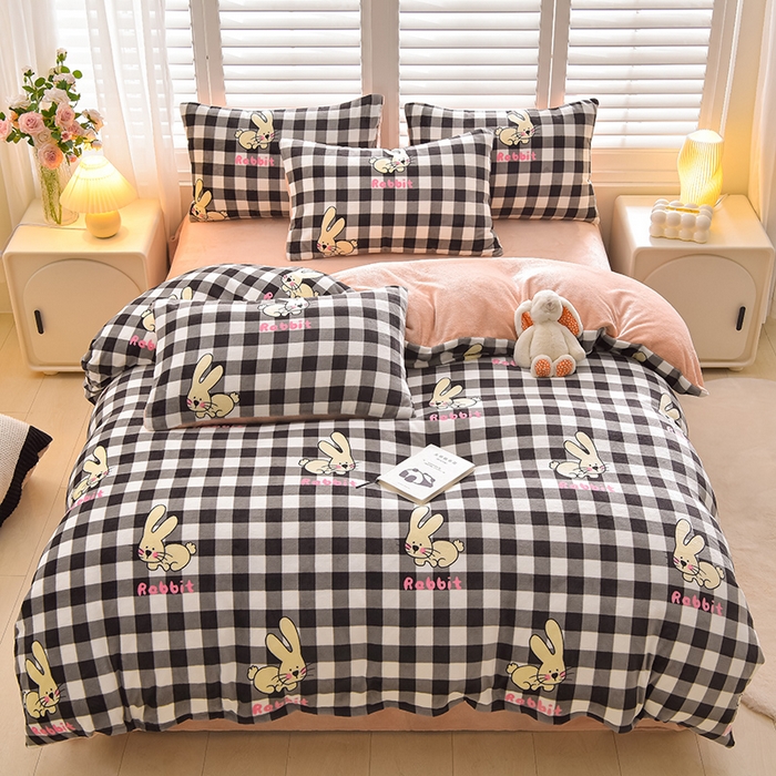 91家纺网 家纺一手货源 找家纺 鑫喜莱家纺 2025新款加厚牛奶绒卡通印花四件套 黑白格小兔