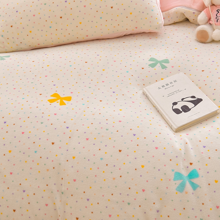 91家纺网 家纺一手货源 找家纺 鑫喜莱家纺 2025新款加厚牛奶绒卡通印花四件套 甜系蝴蝶结