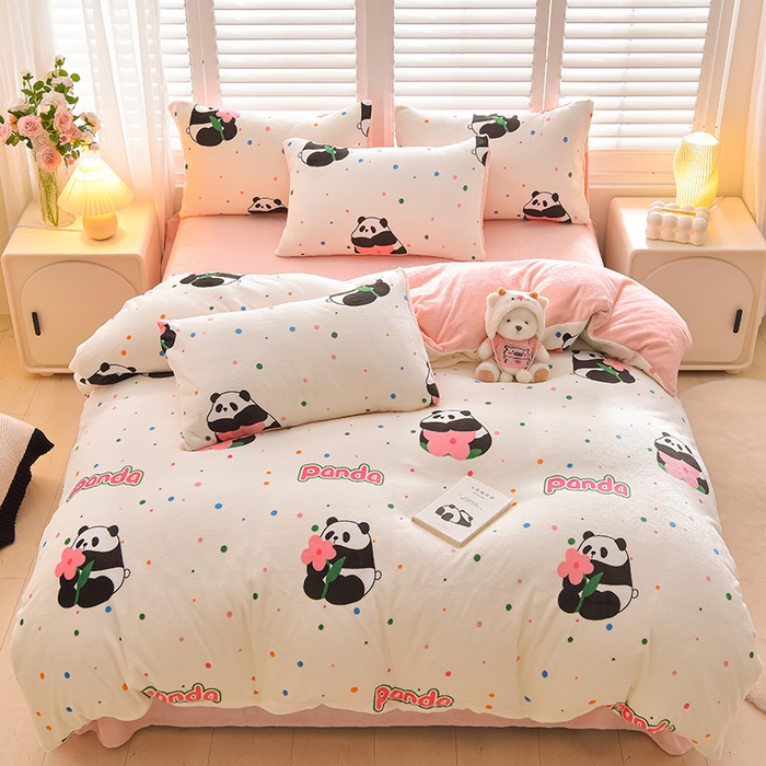 91家纺网 家纺一手货源 找家纺 鑫喜莱家纺 2025新款加厚牛奶绒卡通印花四件套 波点熊猫