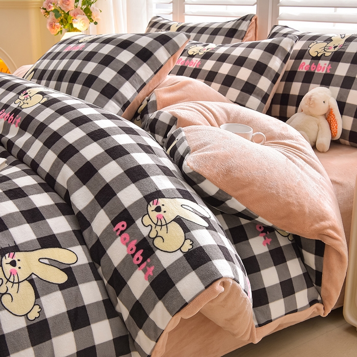 鑫喜莱家纺 2025新款加厚牛奶绒卡通印花四件套 黑白格小兔
