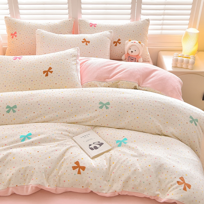 91家纺网 家纺一手货源 找家纺 鑫喜莱家纺 2025新款加厚牛奶绒卡通印花四件套 甜系蝴蝶结