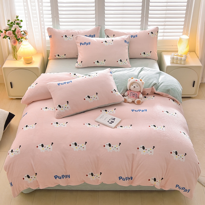 91家纺网 家纺一手货源 找家纺 鑫喜莱家纺 2025新款加厚牛奶绒卡通印花四件套 可爱小狗