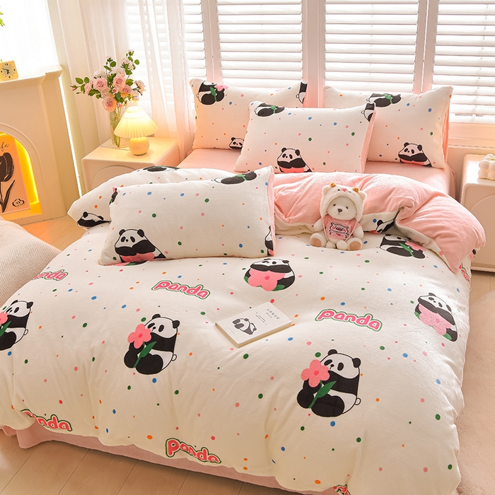 91家纺网 家纺一手货源 找家纺 鑫喜莱家纺 2025新款加厚牛奶绒卡通印花四件套 波点熊猫