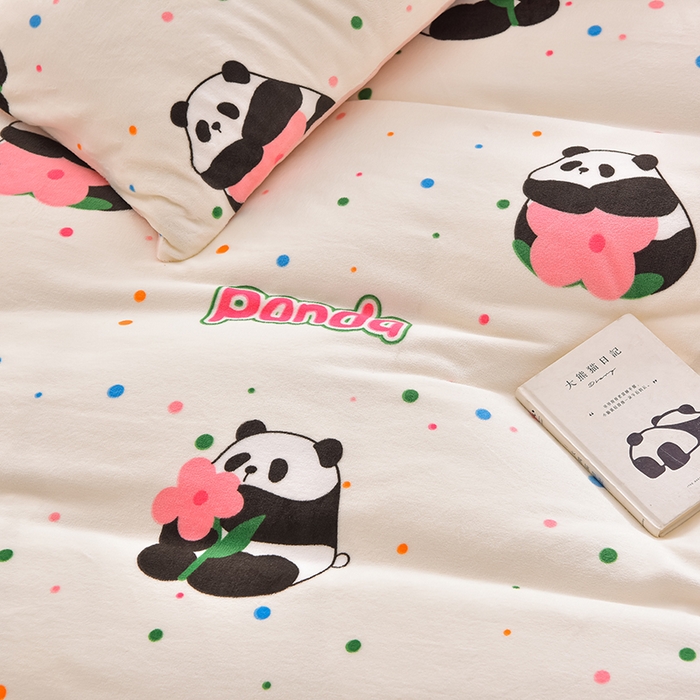 91家纺网 家纺一手货源 找家纺 鑫喜莱家纺 2025新款加厚牛奶绒卡通印花四件套 波点熊猫