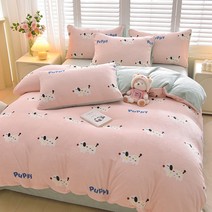 91家纺网 家纺一手货源 找家纺 鑫喜莱家纺 2025新款加厚牛奶绒卡通印花四件套 可爱小狗