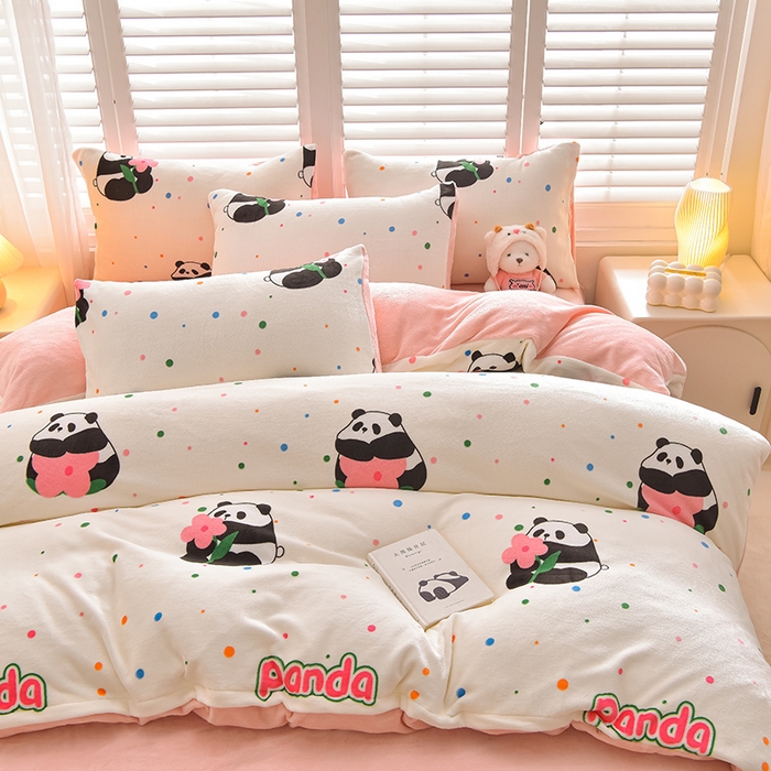 91家纺网 家纺一手货源 找家纺 鑫喜莱家纺 2025新款加厚牛奶绒卡通印花四件套 波点熊猫