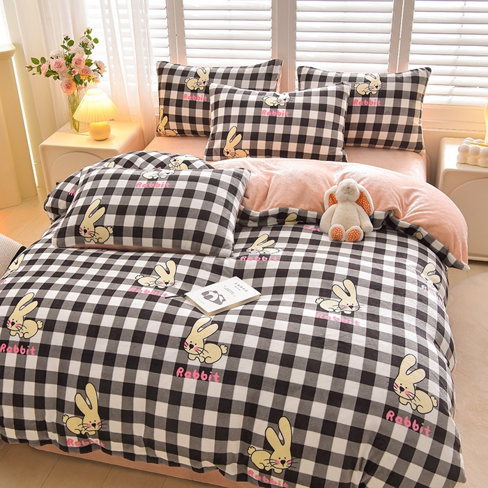 91家纺网 家纺一手货源 找家纺 鑫喜莱家纺 2025新款加厚牛奶绒卡通印花四件套 黑白格小兔