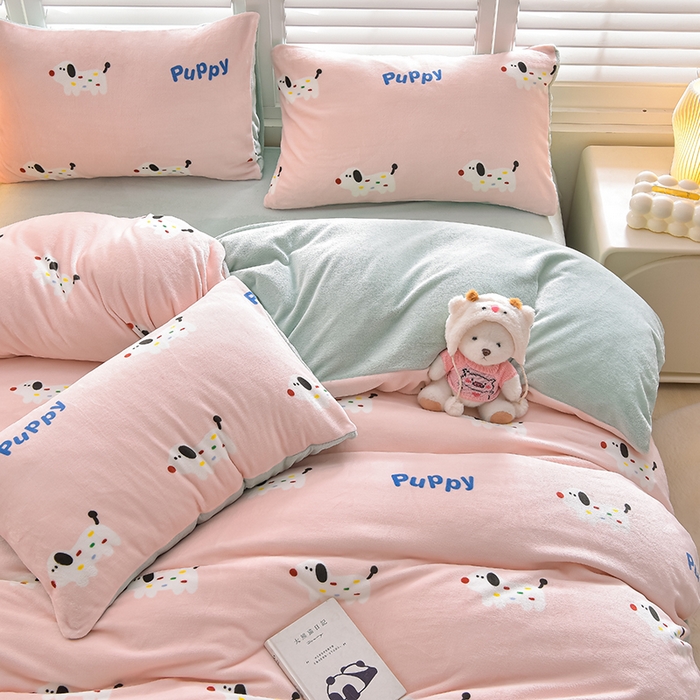 91家纺网 家纺一手货源 找家纺 鑫喜莱家纺 2025新款加厚牛奶绒卡通印花四件套 可爱小狗