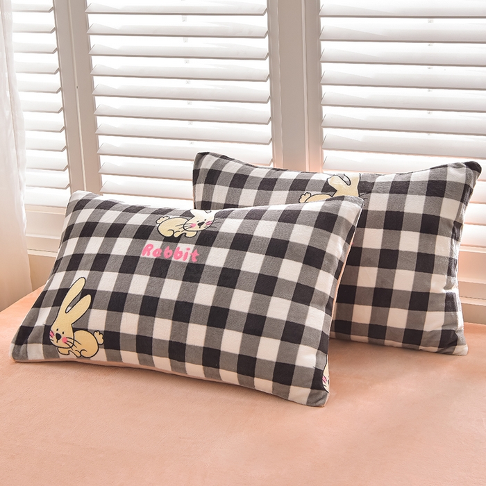 91家纺网 家纺一手货源 找家纺 鑫喜莱家纺 2025新款加厚牛奶绒卡通印花四件套 黑白格小兔