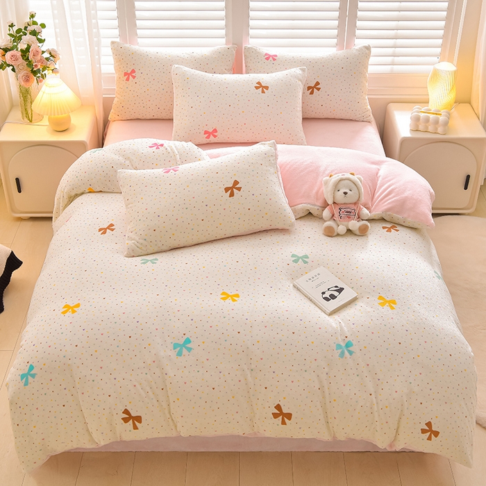 91家纺网 家纺一手货源 找家纺 鑫喜莱家纺 2025新款加厚牛奶绒卡通印花四件套 甜系蝴蝶结