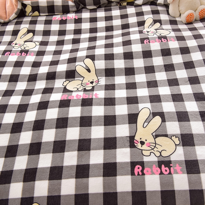 91家纺网 家纺一手货源 找家纺 鑫喜莱家纺 2025新款加厚牛奶绒卡通印花四件套 黑白格小兔