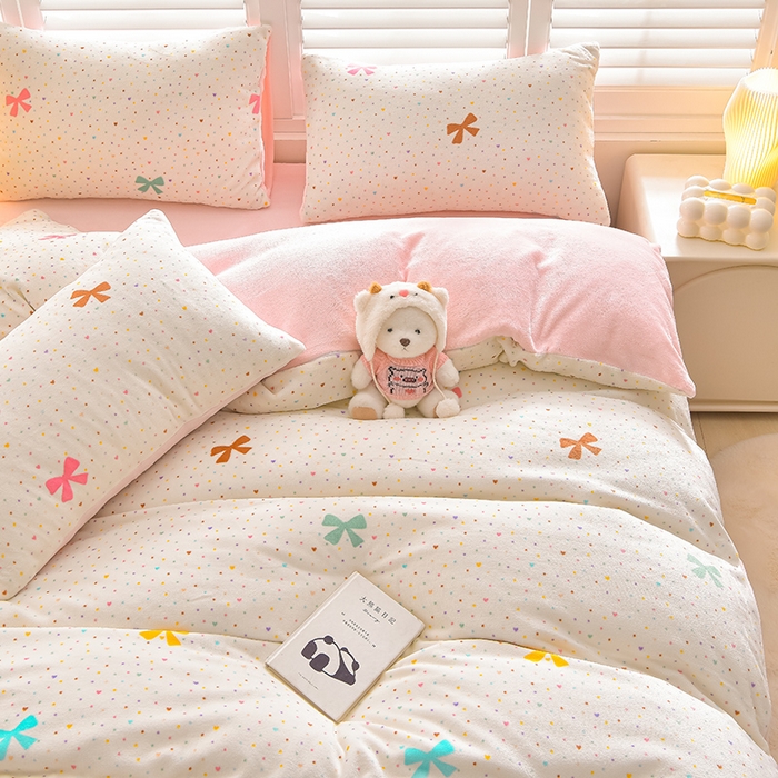 91家纺网 家纺一手货源 找家纺 鑫喜莱家纺 2025新款加厚牛奶绒卡通印花四件套 甜系蝴蝶结