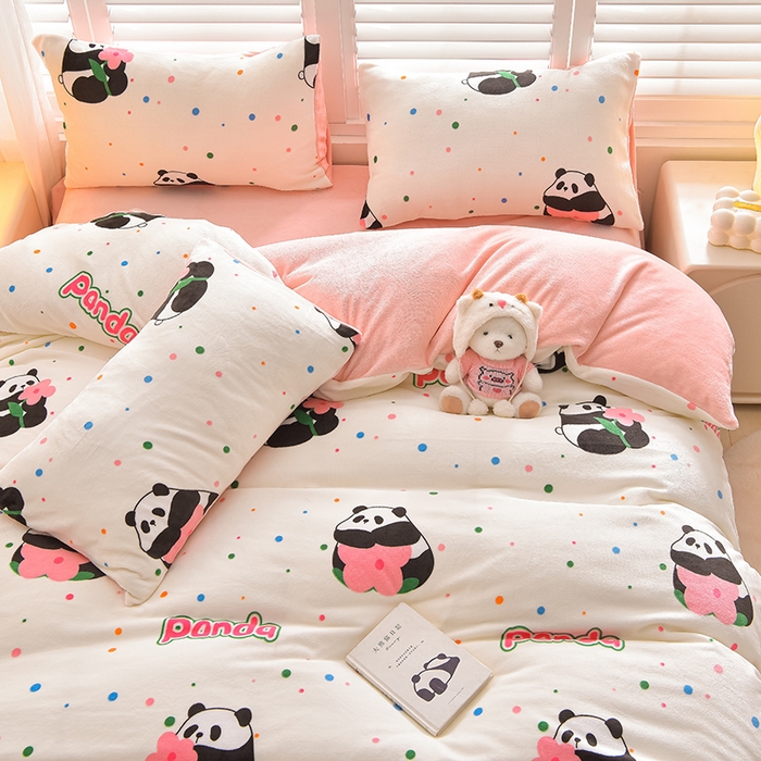 91家纺网 家纺一手货源 找家纺 鑫喜莱家纺 2025新款加厚牛奶绒卡通印花四件套 波点熊猫