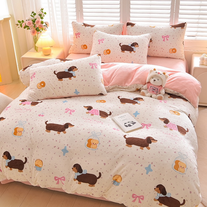 91家纺网 家纺一手货源 找家纺 鑫喜莱家纺 2025新款加厚牛奶绒卡通印花四件套 调皮狗