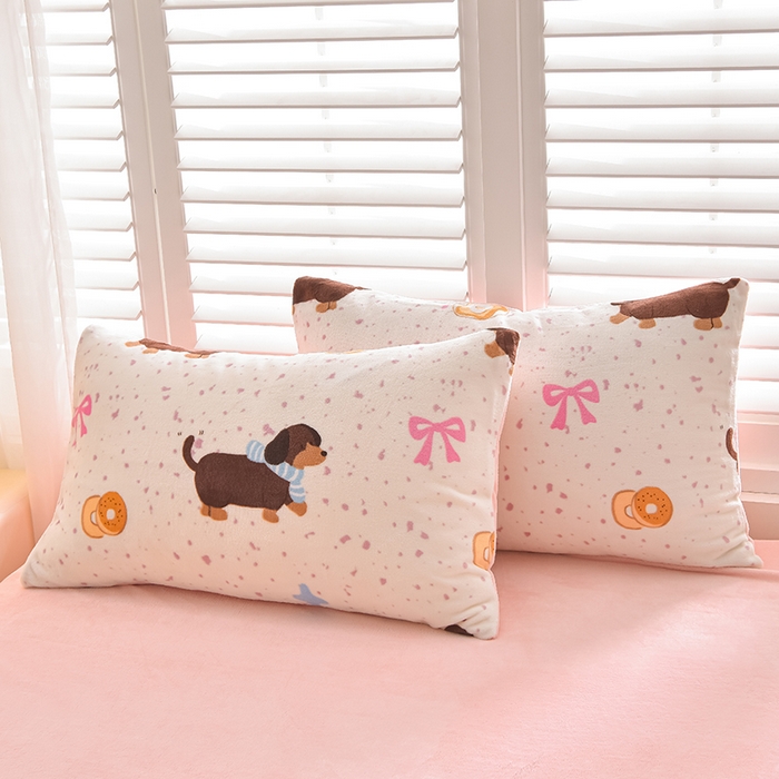 91家纺网 家纺一手货源 找家纺 鑫喜莱家纺 2025新款加厚牛奶绒卡通印花四件套 调皮狗