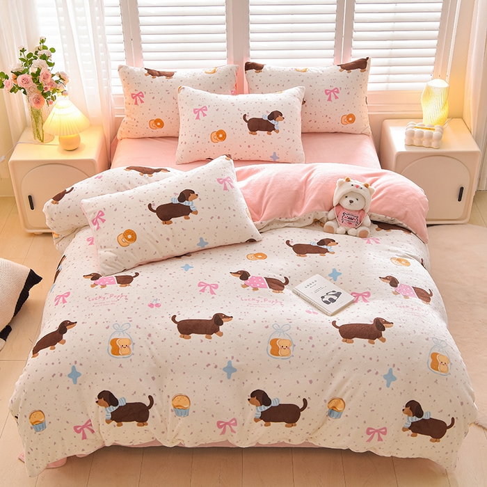 91家纺网 家纺一手货源 找家纺 鑫喜莱家纺 2025新款加厚牛奶绒卡通印花四件套 调皮狗