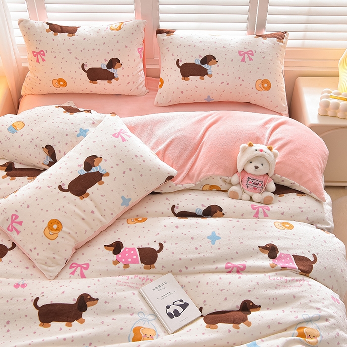 91家纺网 家纺一手货源 找家纺 鑫喜莱家纺 2025新款加厚牛奶绒卡通印花四件套 调皮狗