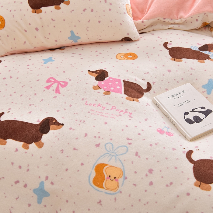 91家纺网 家纺一手货源 找家纺 鑫喜莱家纺 2025新款加厚牛奶绒卡通印花四件套 调皮狗