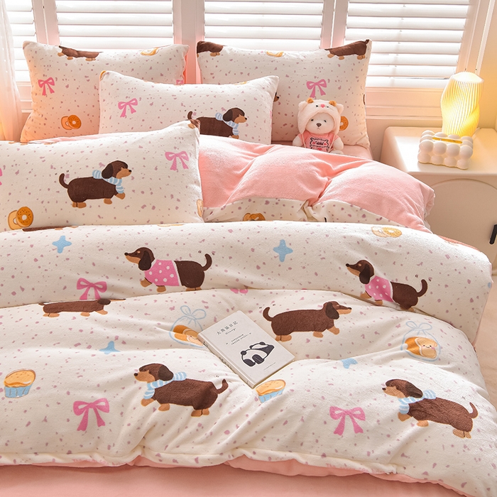 91家纺网 家纺一手货源 找家纺 鑫喜莱家纺 2025新款加厚牛奶绒卡通印花四件套 调皮狗