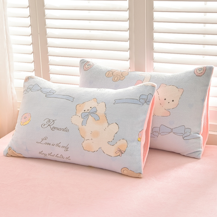 91家纺网 家纺一手货源 找家纺 鑫喜莱家纺 2025新款加厚牛奶绒卡通印花四件套 蝴蝶结小猫