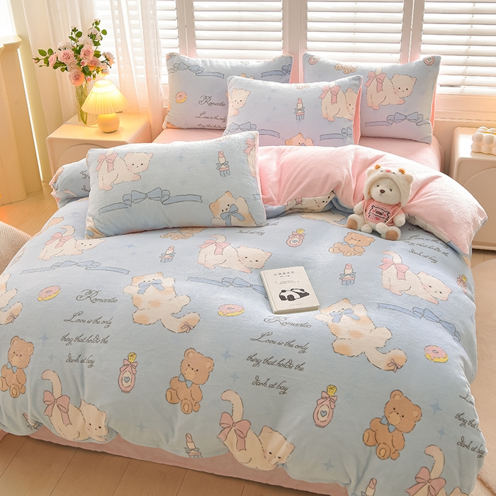 91家纺网 家纺一手货源 找家纺 鑫喜莱家纺 2025新款加厚牛奶绒卡通印花四件套 蝴蝶结小猫