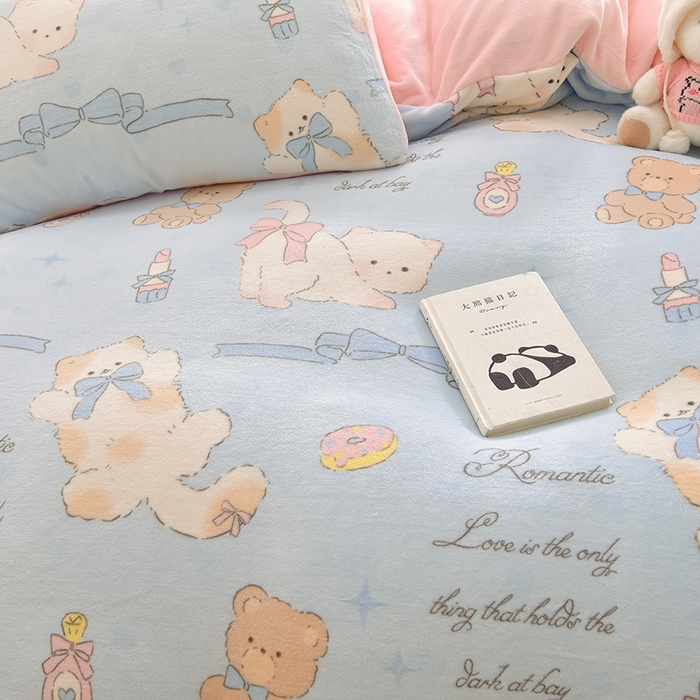 91家纺网 家纺一手货源 找家纺 鑫喜莱家纺 2025新款加厚牛奶绒卡通印花四件套 蝴蝶结小猫