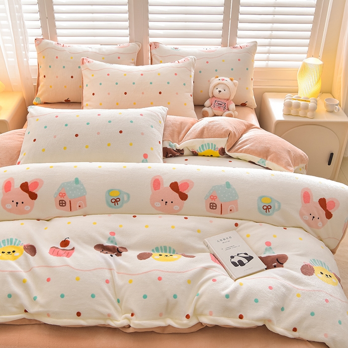 91家纺网 家纺一手货源 找家纺 鑫喜莱家纺 2025新款加厚牛奶绒卡通印花四件套 波点动物园米
