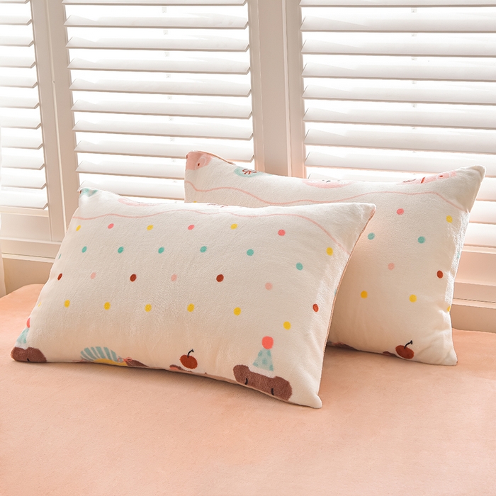 91家纺网 家纺一手货源 找家纺 鑫喜莱家纺 2025新款加厚牛奶绒卡通印花四件套 波点动物园米