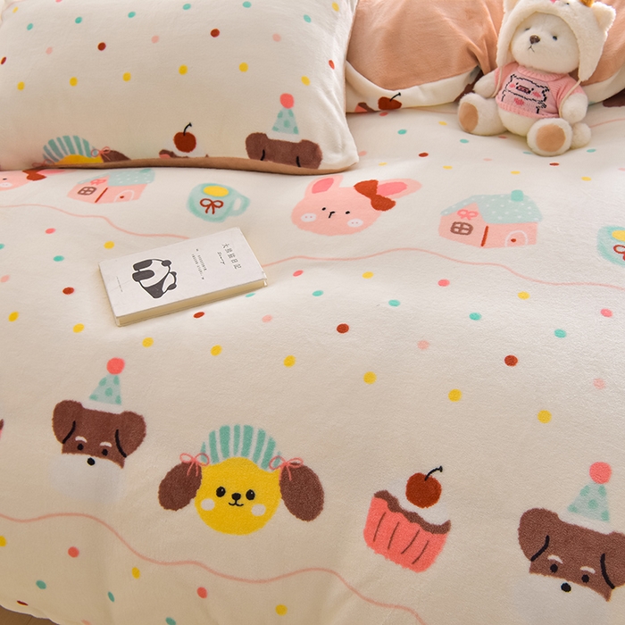 91家纺网 家纺一手货源 找家纺 鑫喜莱家纺 2025新款加厚牛奶绒卡通印花四件套 波点动物园米