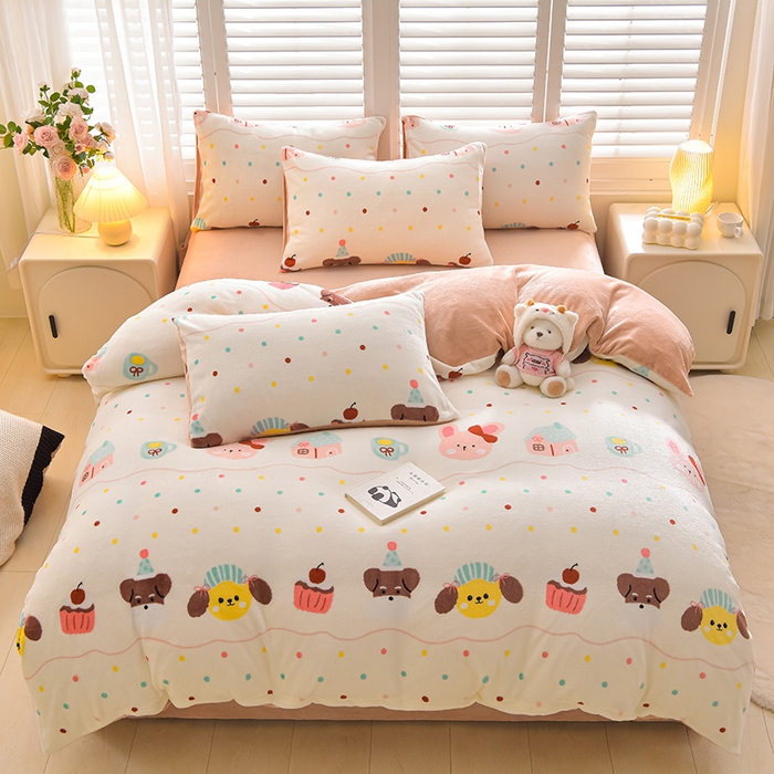 91家纺网 家纺一手货源 找家纺 鑫喜莱家纺 2025新款加厚牛奶绒卡通印花四件套 波点动物园米